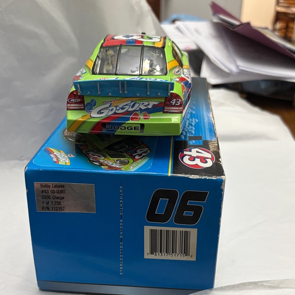 1:24 Diecast 43 Bobby Labonte NASCAR limited edition Go-Gurt car - Picture 4 of 12